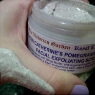 Queen Catherine&#039;s pomegranate &amp; lemon facial exfoliating scrub