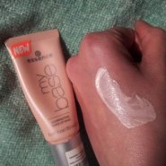Essence My Base Illuminating make-up base