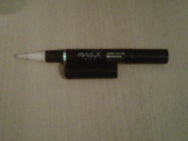 Avon Magix multi-benefit illuminator in illuminating Light .