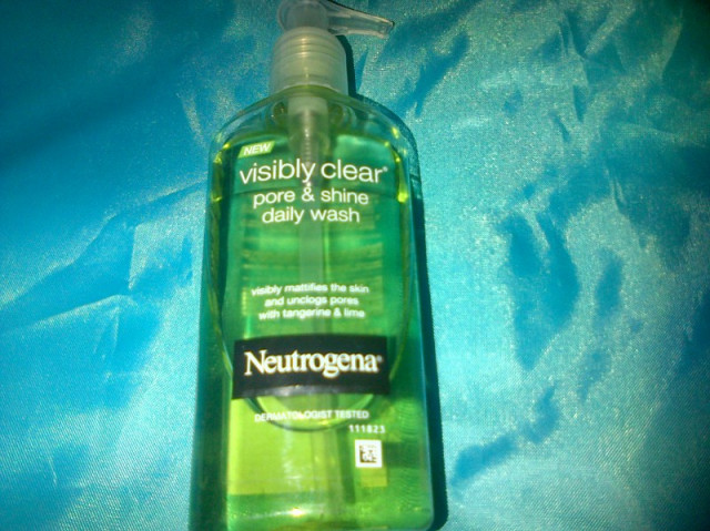 Visibly Clear Pore and Shine face wash
